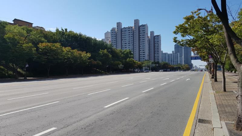 단지 주변에 위치한 봉영로 도로입니다