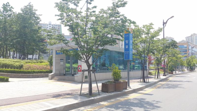 단지 주변에 근접한 분당선 망포역입니다