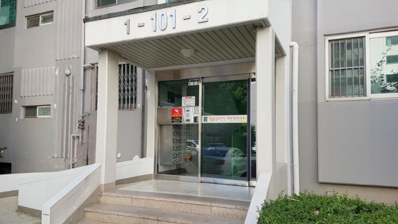 현관은 번호키가 마련되어 있어 외부인의 출입을 통제하며, 한 켠에 경사로가 마련되어 있어 유모차나 실버카 이동도 편리해요