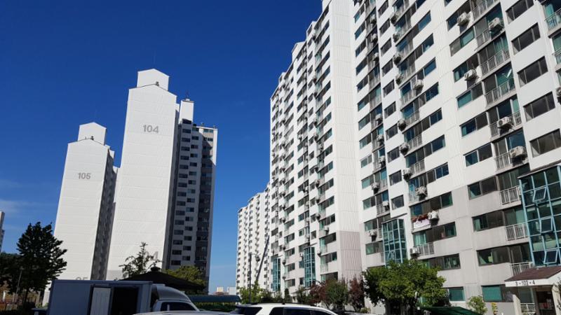 1999년 6월에 입주한 단지인 만큼 부분적으로 연식이 느껴지지만 전체적으로 양호하게 관리된 단지 외관이에요
