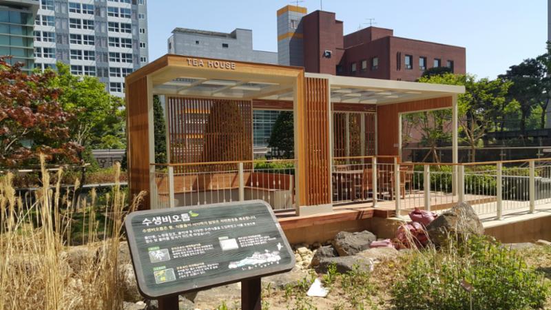주변 조경과 어울리는 테라스 모습이네요