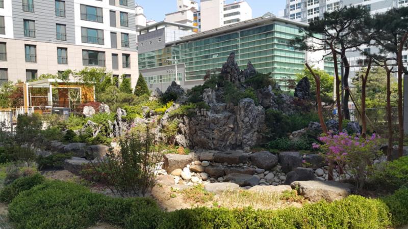 수변 조경과 주변 화단, 휴게시설이 잘 어우러져 있는 모습입니다