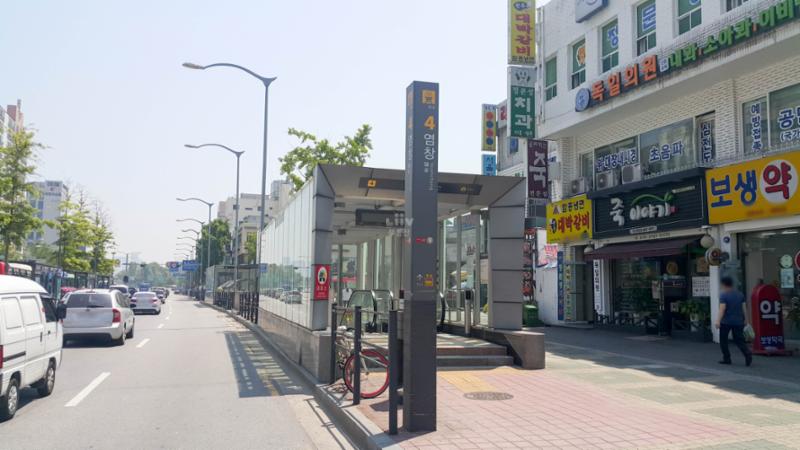 단지 주변에 위치한 9호선 염창역입니다