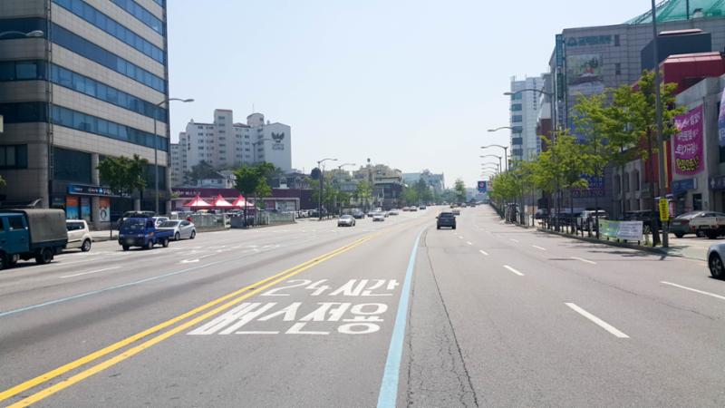인접한 왕복8차로의 공항대로입니다