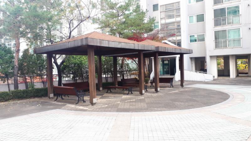 단지 곳곳에 마련된 휴게시설입니다