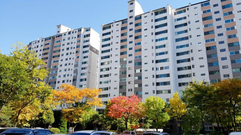 심플한 외관 디자인으로 품격있고 고급스러움이 느껴지는 단지 모습이에요