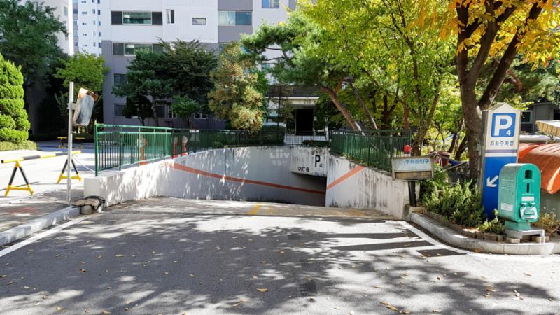 지하주차장 출입구입니다