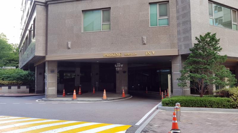 지하주차장 출입구 모습 입니다