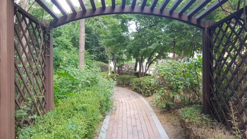 뛰어난 조경수와 조경물들로 이루어진 산책로는 마치 숲속길을 걷는 듯 한 착각이 들정도로 편안하고 조용해요
