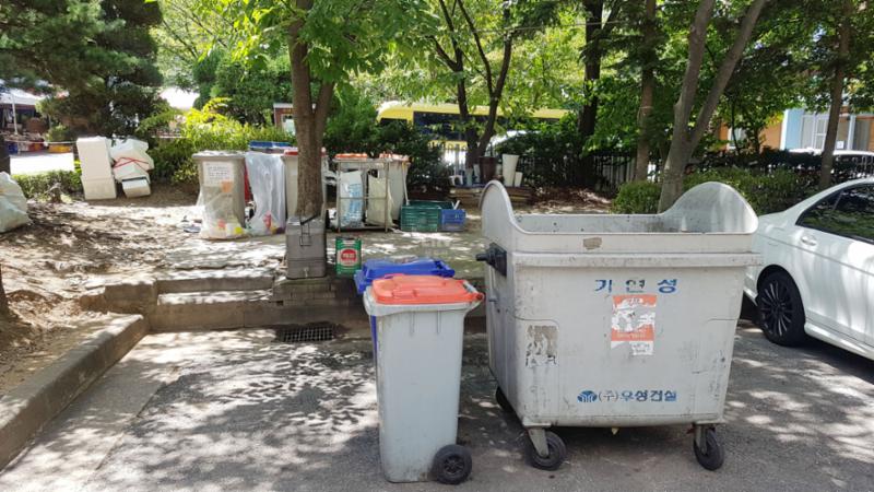 주민들의 이동 경로를 배려해 주차장 외진 곳에 마련된 분리수거장입니다