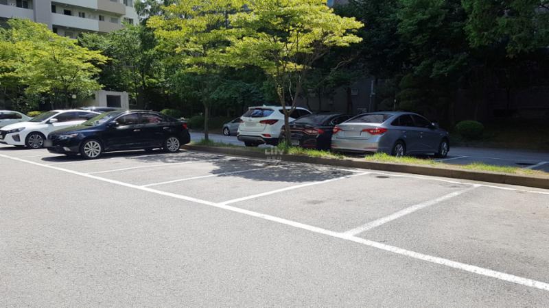 도로와 인접해 있는 지상 주차장입니다
