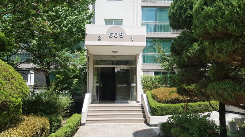 아파트 1층 공용현관입니다