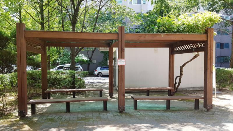 휴게시설 주변으로는 관리가 잘 된 관목과 화단이 배치되어 있어요