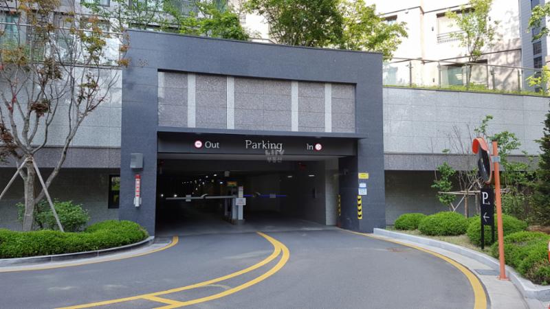 지하주차장 출입구 모습 입니다