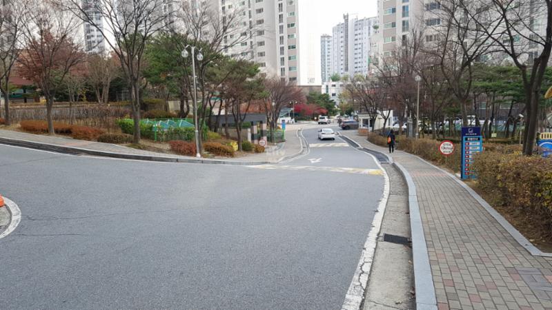 단지 내부를 이어주는 도로 입니다
