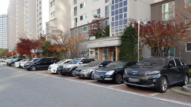 도로와 인접한 지상주차장 입니다