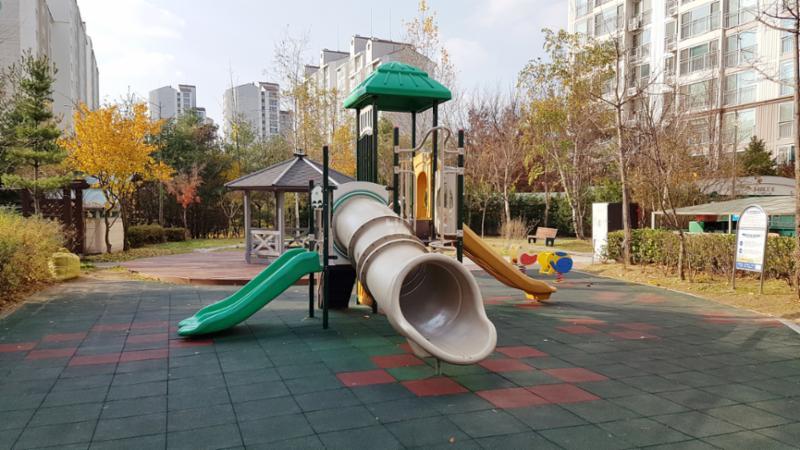 아기자기 한 색상으로 꾸며진 놀이터와 놀이기구 입니다