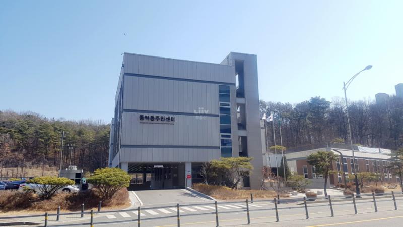 단지 주변으로 주민센터가 가까이에 위치해 있어 멀리 나가지 않고도 동사무소에서의 다양한 업무를 쉽게 이용할 수 있습니다