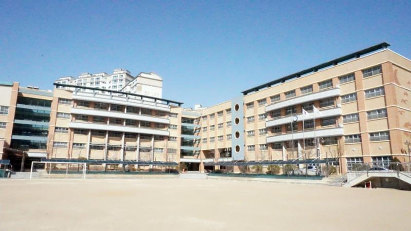 단지 주변에 위치한 고등학교입니다