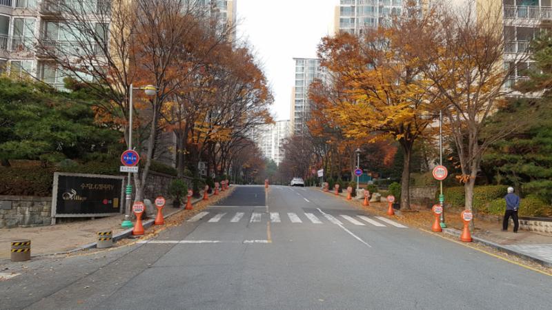 신봉마을엘지빌리지5차 단지 정문 출입구에요