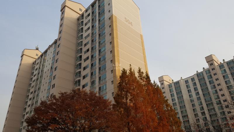 신봉마을엘지빌리지5차 단지 전경이에요