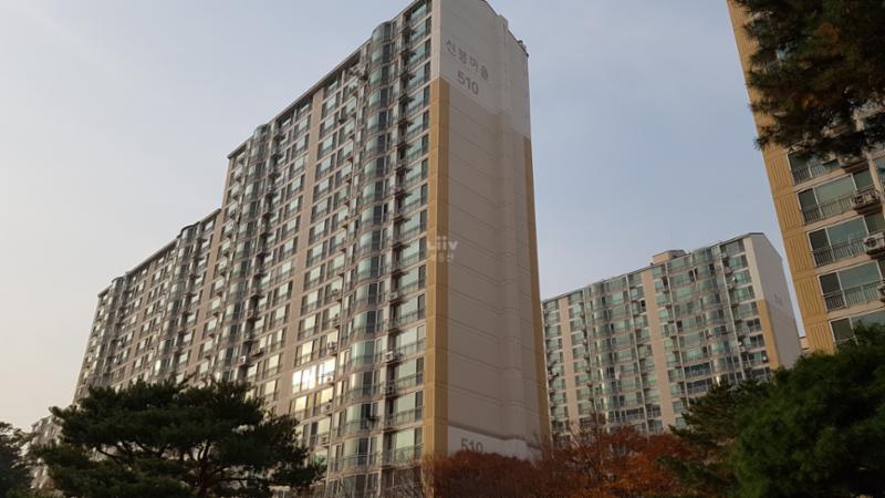 신봉마을엘지빌리지5차 단지 전경이에요