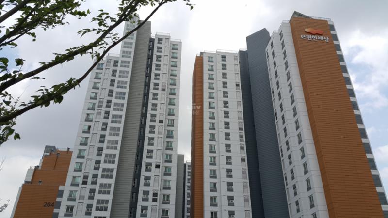 e편한세상만의 색채와 로고가 돋보이는 단지 외형 입니다