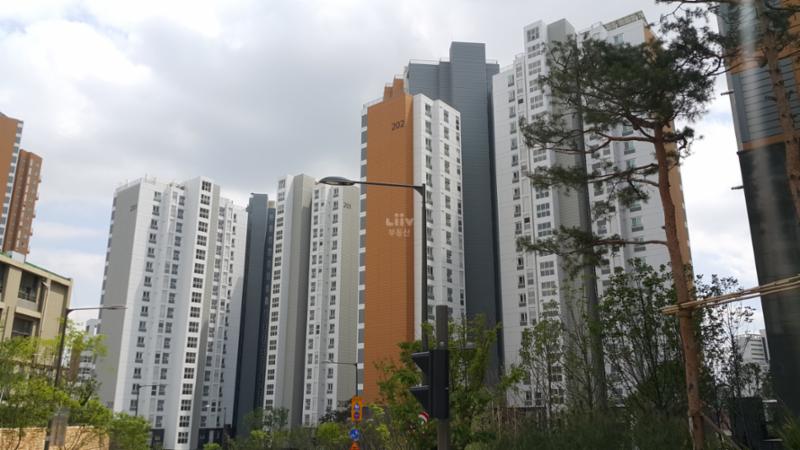 e편한세상신촌 아파트의 깔끔하고 세련된 전경 사진이에요