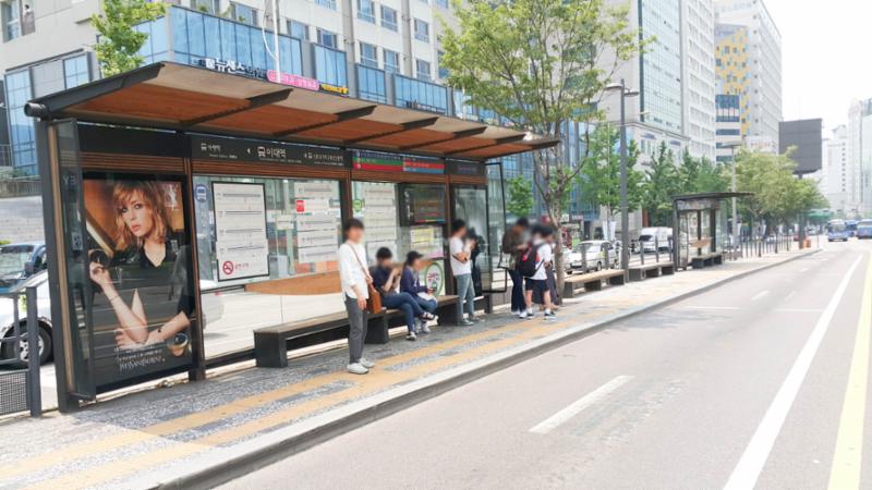 신촌로 중앙버스차로에 위치한 버스정류장 입니다