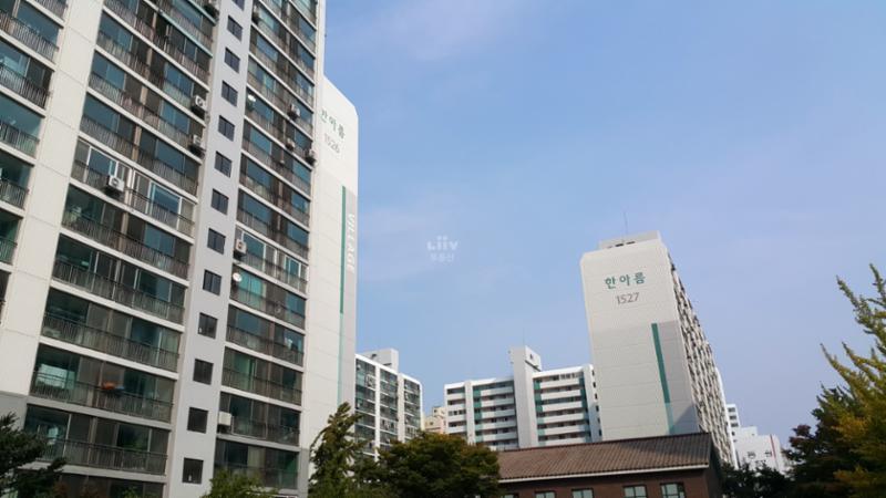 한아름동아동성삼환 아파트의 색채와 외부 디자인이 돋보이는 단지 외형입니다