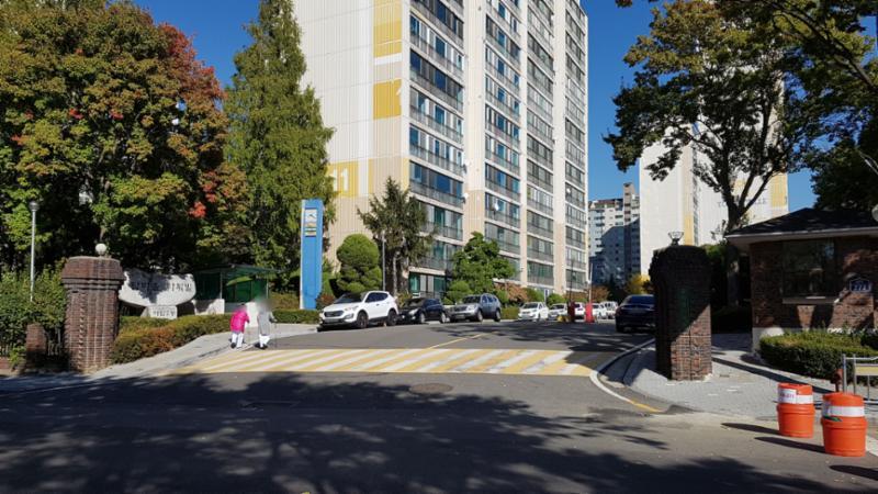 정문 앞 바로 횡단보도와 연결되는 곳에 출입구가 위치해 있으며 바로 건너편 버스정류장으로 한번에 건널 수 있어 편리하게 이용이 가능해요