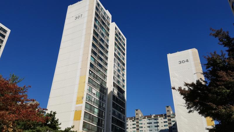 심플한 외관 디자인으로 품격있고 고급스러움이 느껴지는 단지 모습입니다