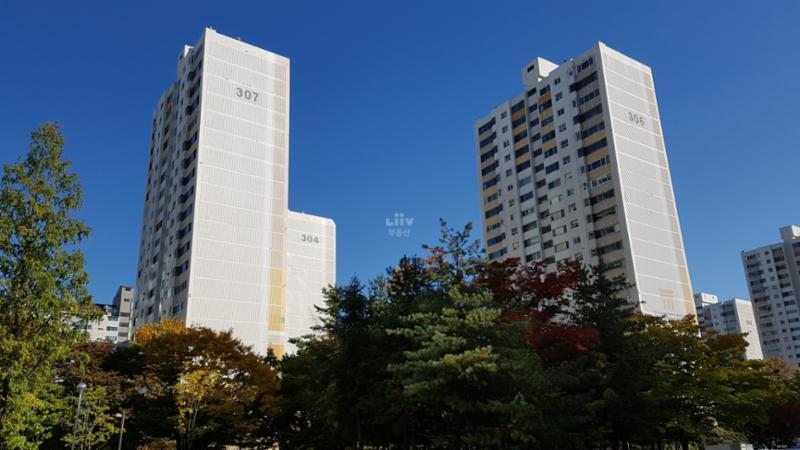 내부에서 촬영한 306동, 307동 전경입니다