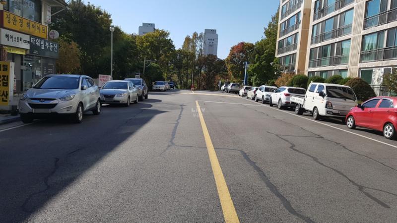 단지 내부를 이어주는 도로입니다