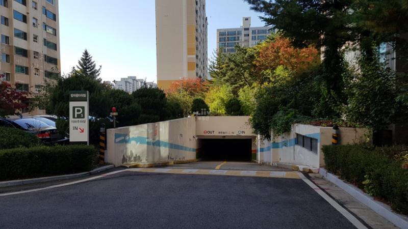 지하주차장 출입구입니다