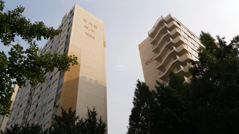 한아름마을라이프현대 아파트는 총 15개동, 1,236가구로 이루어져 있으며 개별난방(도시가스)을 사용하고 있습니다