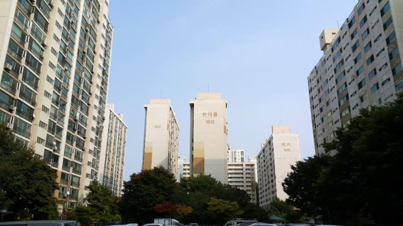 심플한 외관 디자인으로 품격있고 고급스러움이 느껴지는 단지 모습입니다