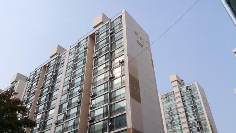 내부에서 바라본 한아름마을 라이프현대 아파트 전경입니다
