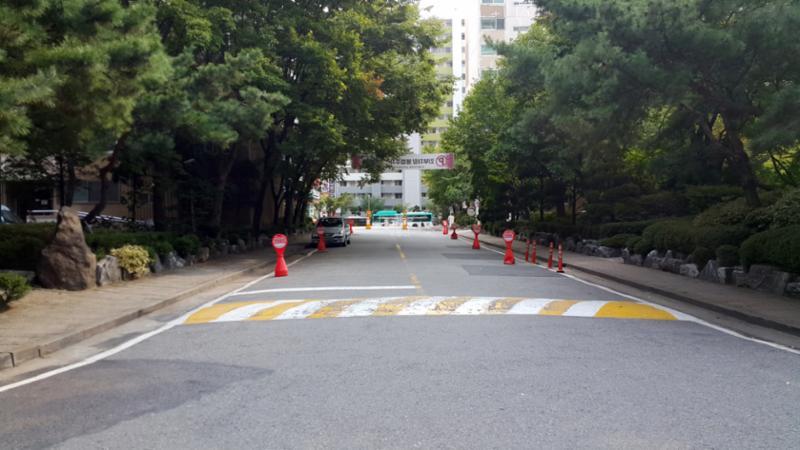 단지 내부를 이어주는 도로입니다