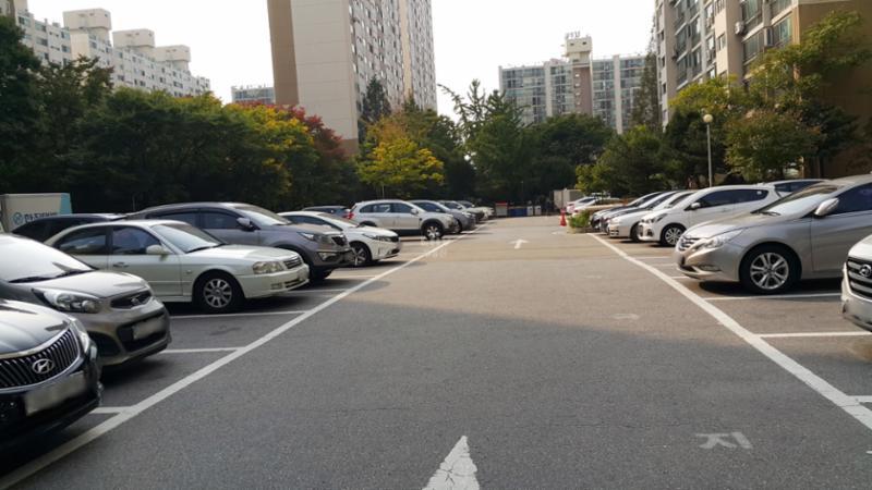 도로와 인접해 있는 지상 주차장입니다