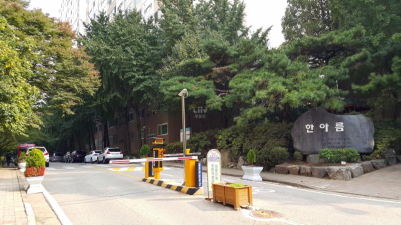 후문에도 검은 비석이 세워져 있습니다