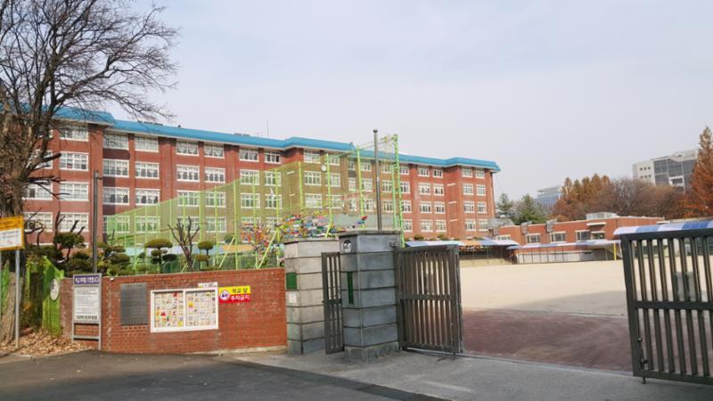 단지 주변에 학교가 위치하여 있습니다