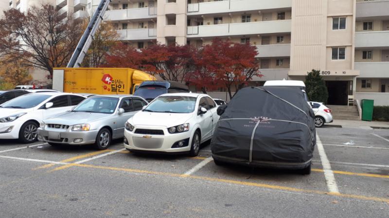 단지와 단지 사이에 넓은 지상 주차공간을 마련하여 집과 주차장의 이동이 편리합니다