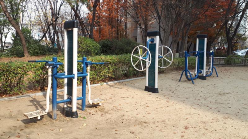 단지 내 체육시설입니다