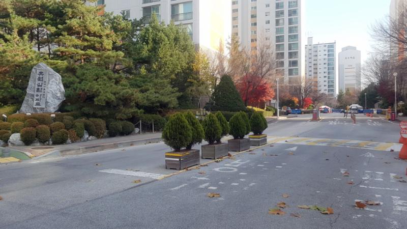 정문 앞 바로 횡단보도와 연결되는 곳에 출입구가 위치해 있습니다