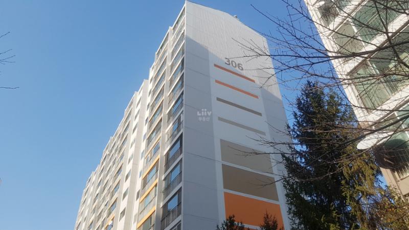 외부에서 바라본 306동 전경입니다