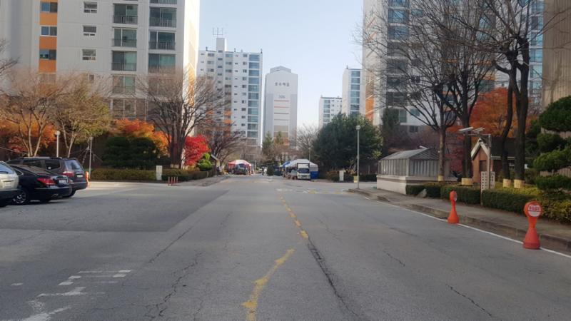 정문과 후문을 연결하는 단지 내 도로입니다