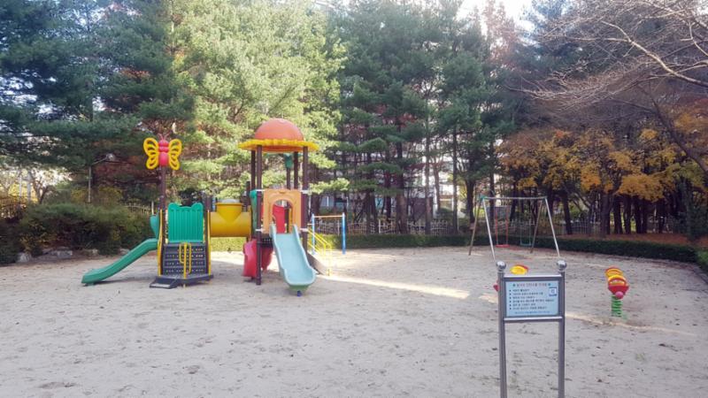 아기자기 한 색상으로 꾸며진 놀이터와 놀이기구입니다