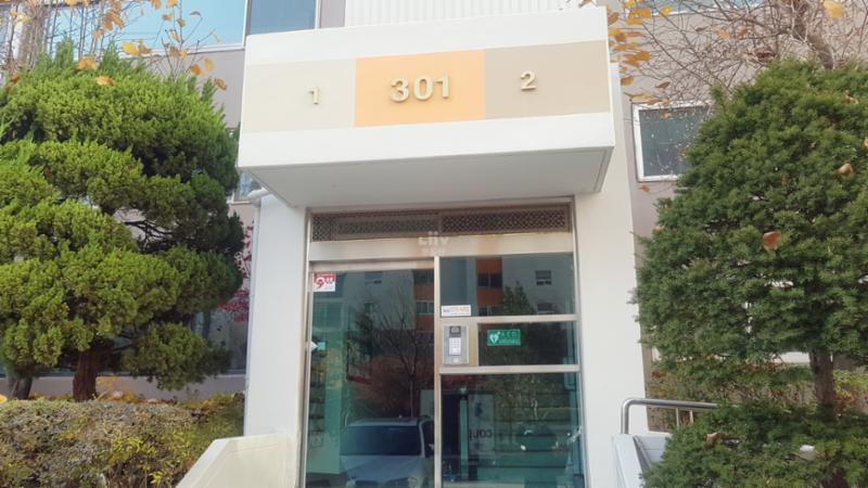 아파트 1층 공용현관입니다