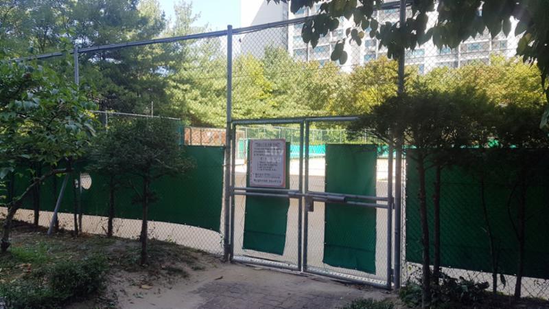 단지내 마련된 테니스 장입니다